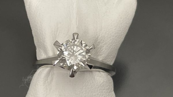 昔の立爪タイプ婚約指輪ダイヤモンドリング